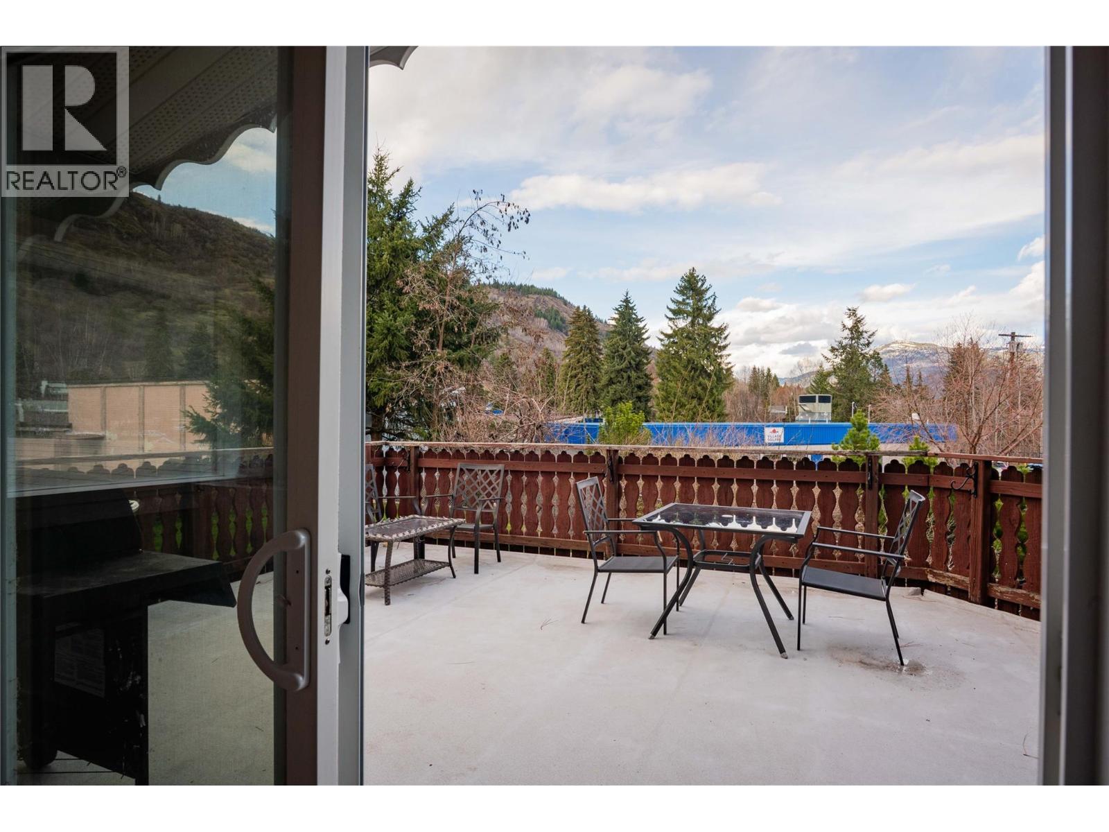 Photo 48 of 425 8th Avenue, Montrose BC