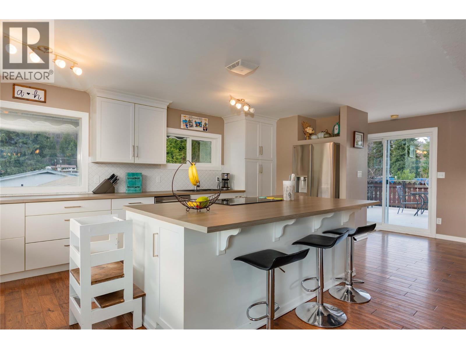 Photo 2 of 425 8th Avenue, Montrose BC