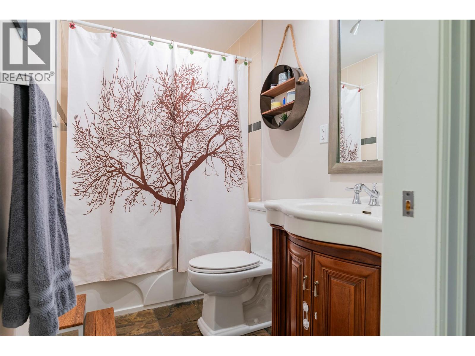 Photo 43 of 425 8th Avenue, Montrose BC