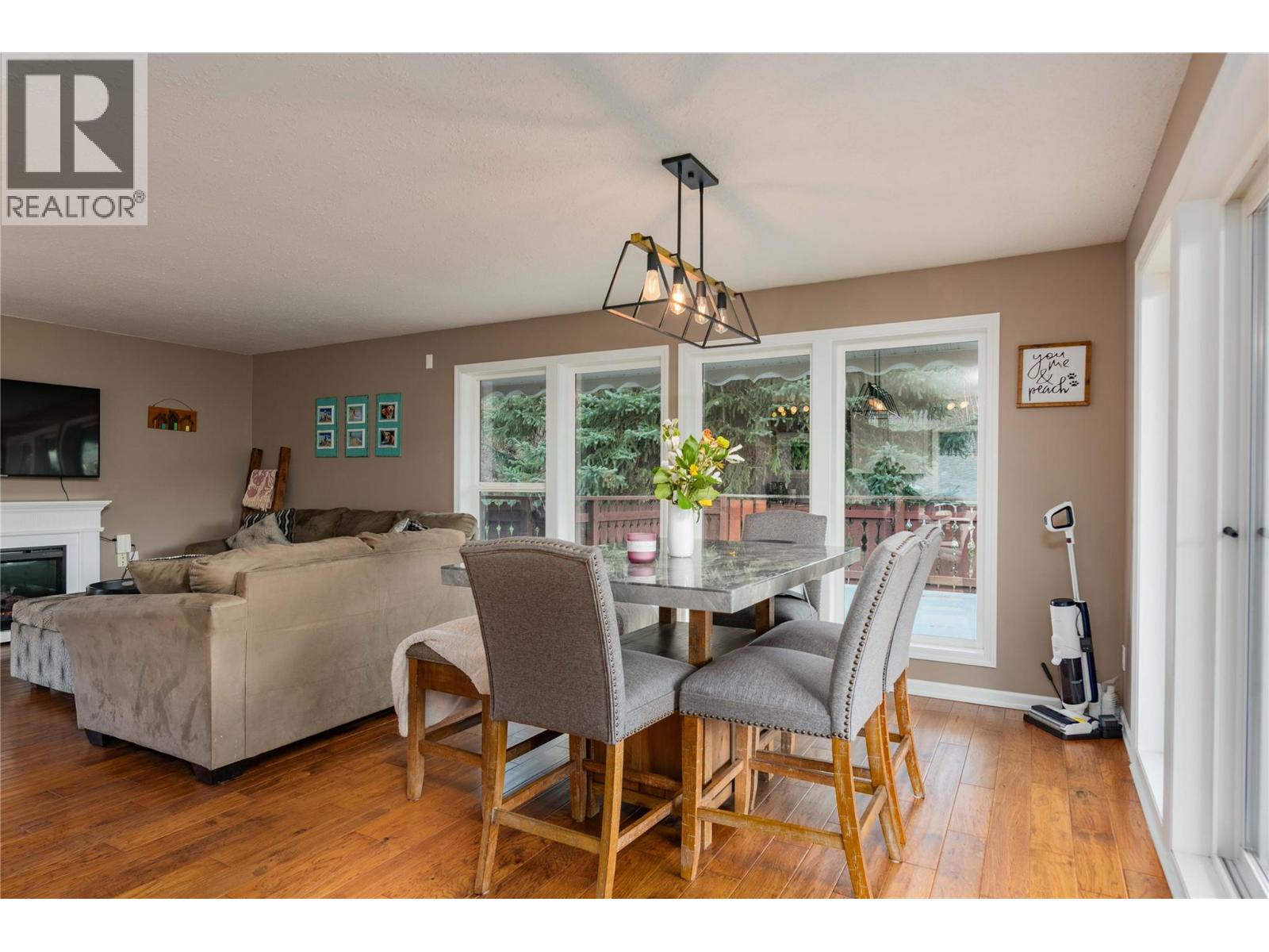 Photo 13 of 425 8th Avenue, Montrose BC