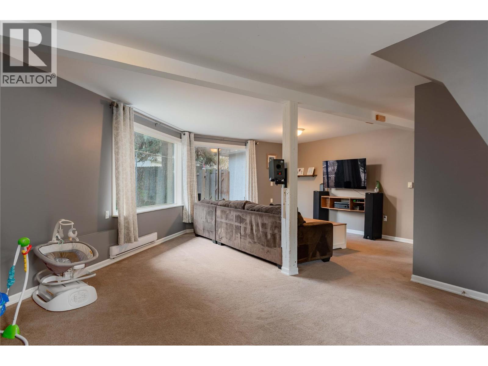 Photo 14 of 425 8th Avenue, Montrose BC