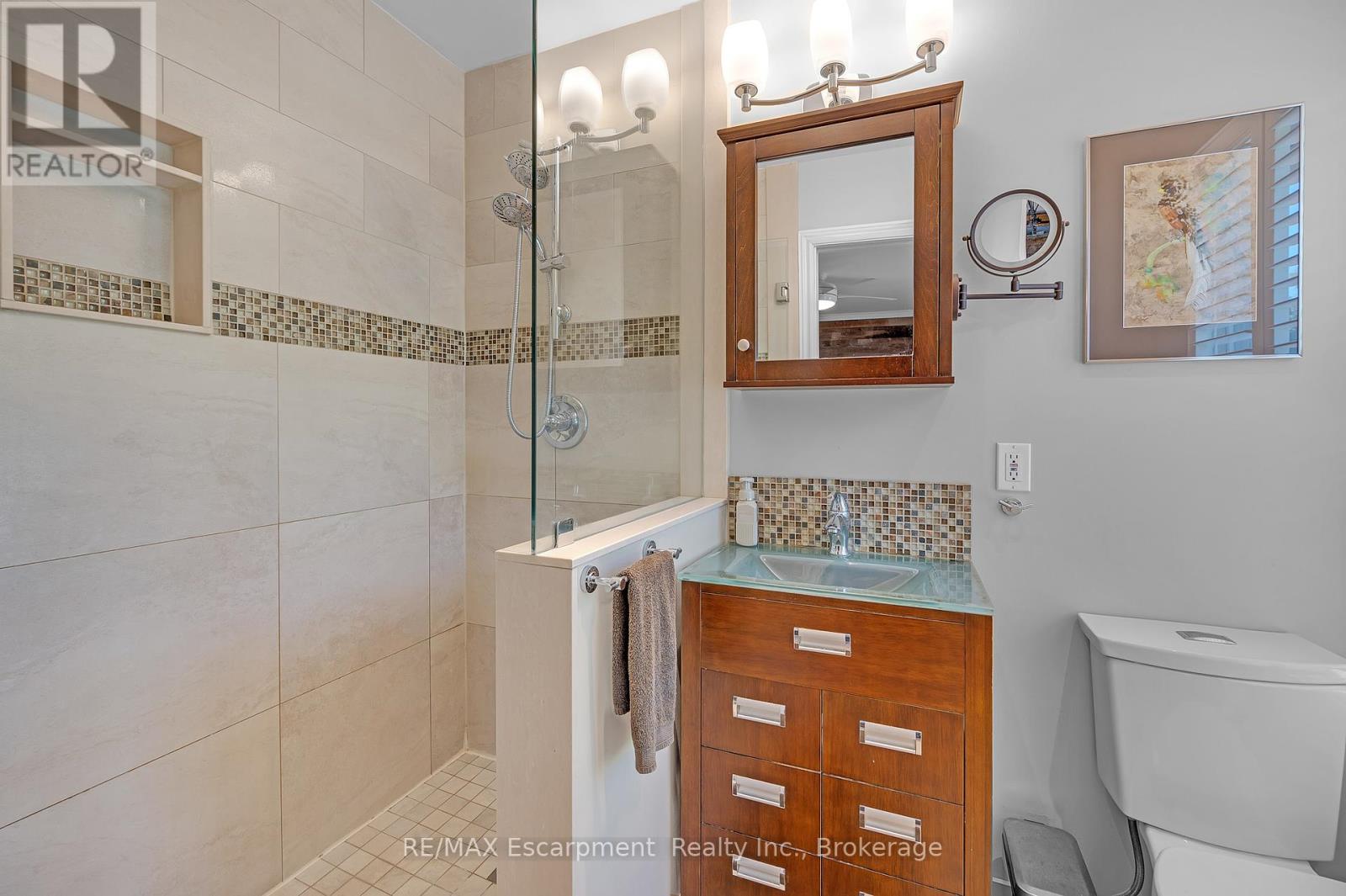 Photo 7 of 2482 Waterford Street, Oakville ON