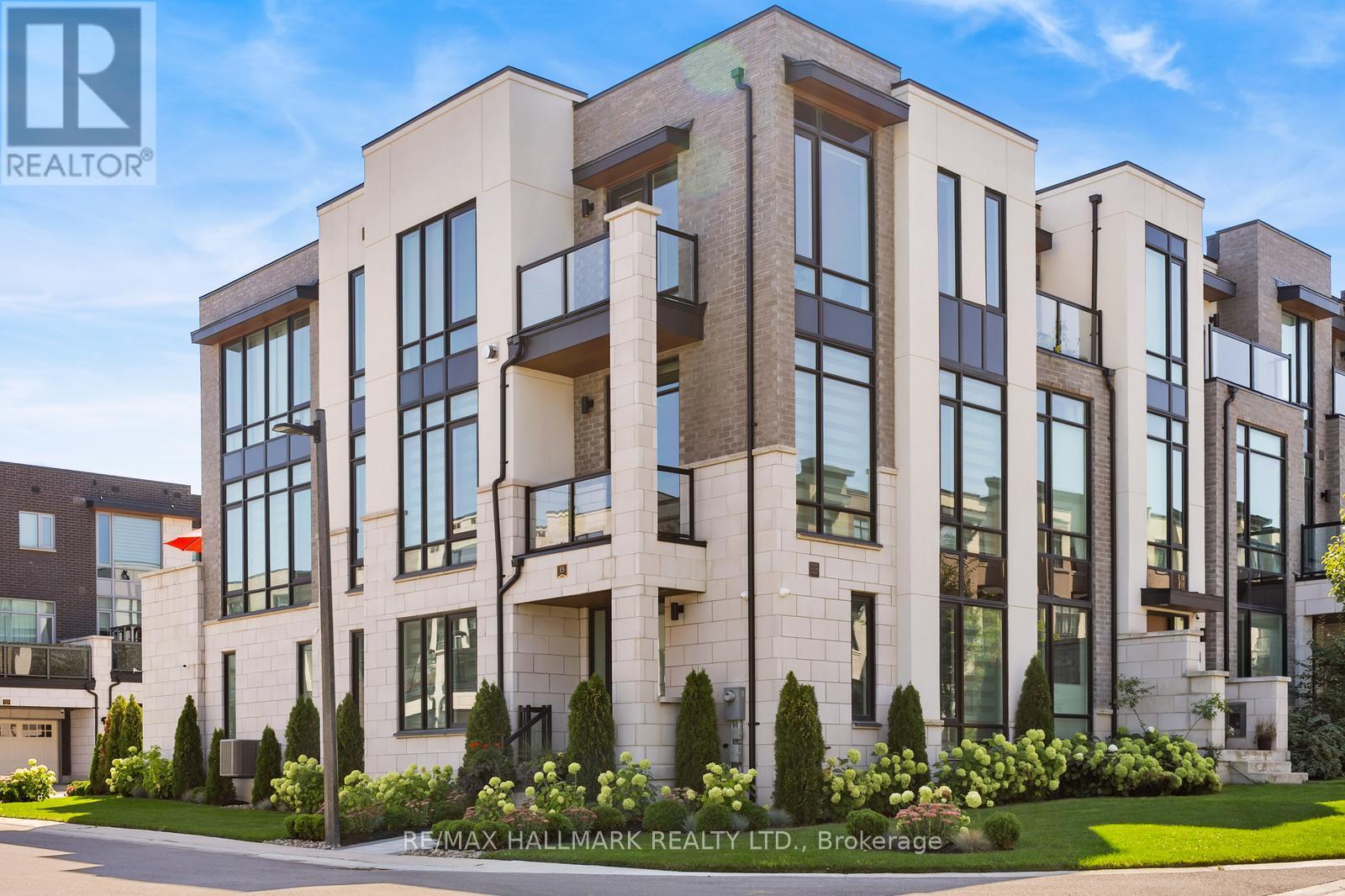 Photo 1 of 15 Carrville Woods Circle, Vaughan ON