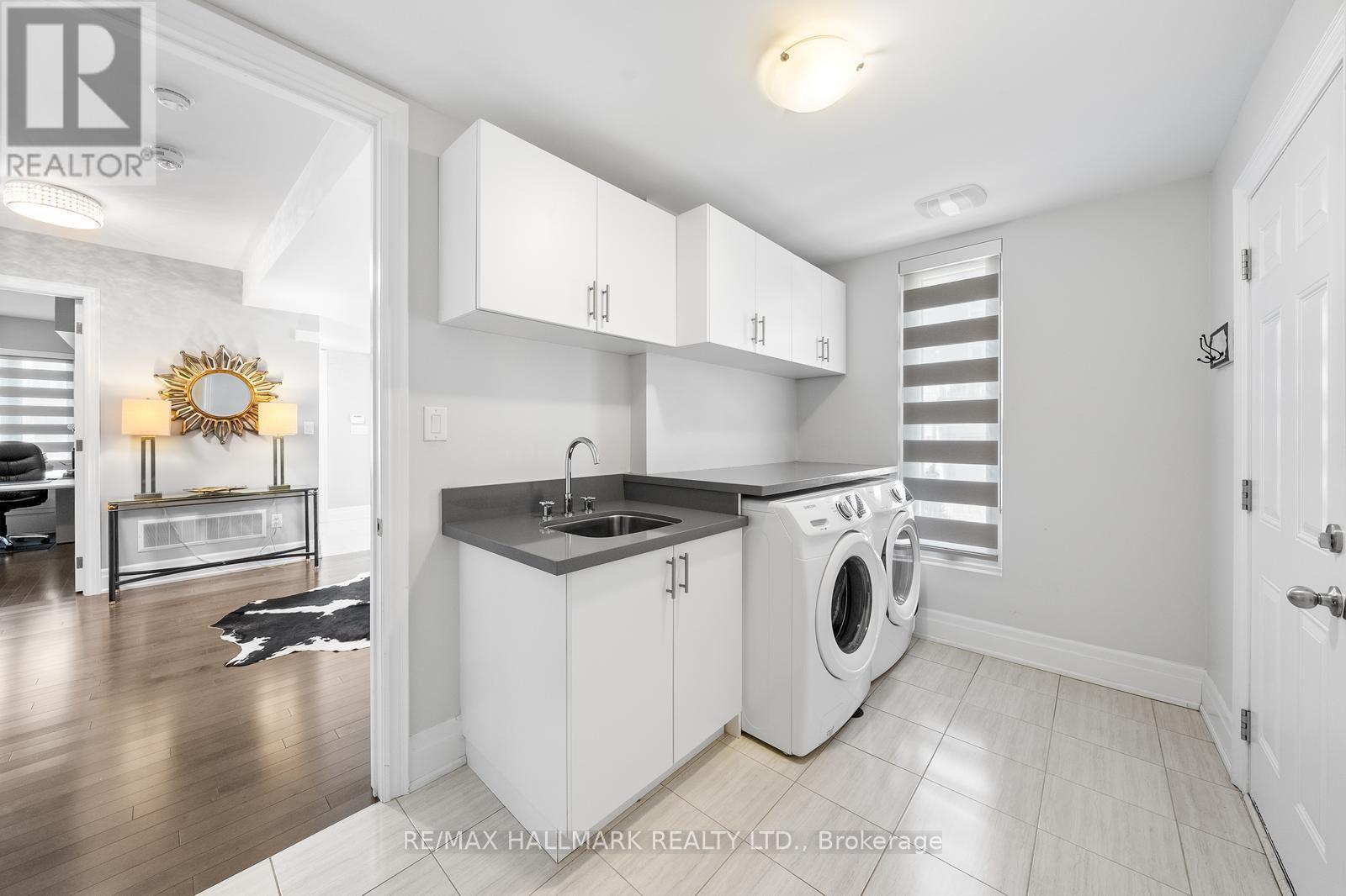 Photo 13 of 15 Carrville Woods Circle, Vaughan ON