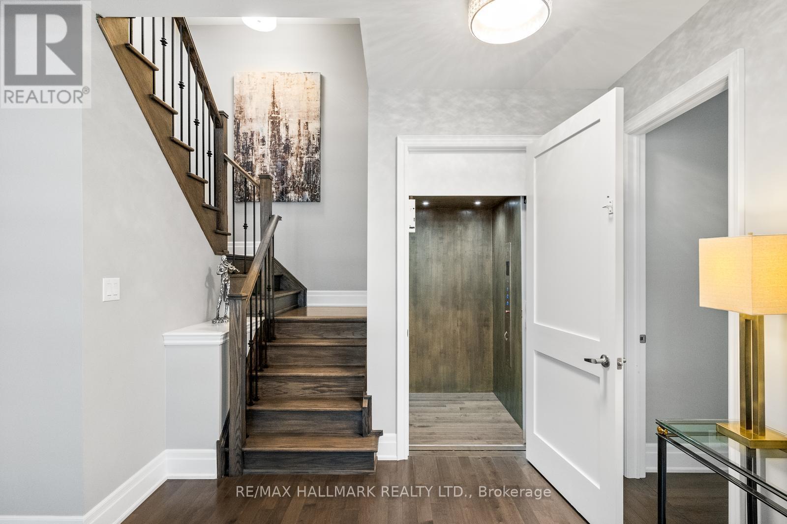 Photo 14 of 15 Carrville Woods Circle, Vaughan ON