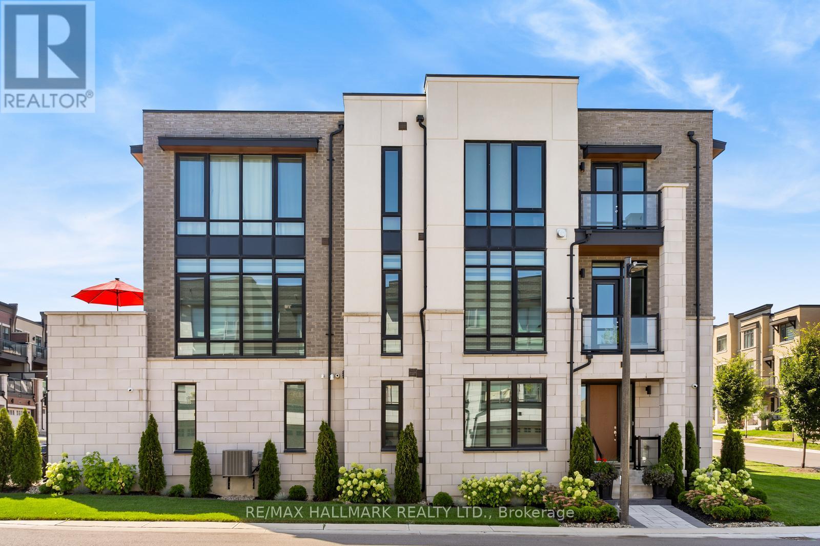 Photo 4 of 15 Carrville Woods Circle, Vaughan ON