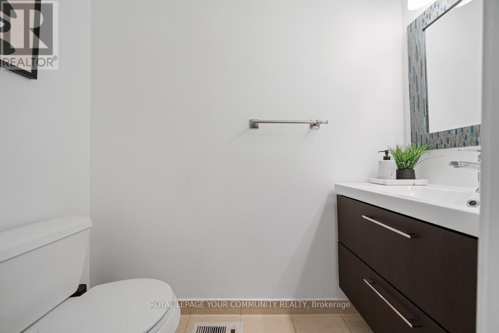 Photo 10 of 65 Westhampton Drive, Vaughan ON