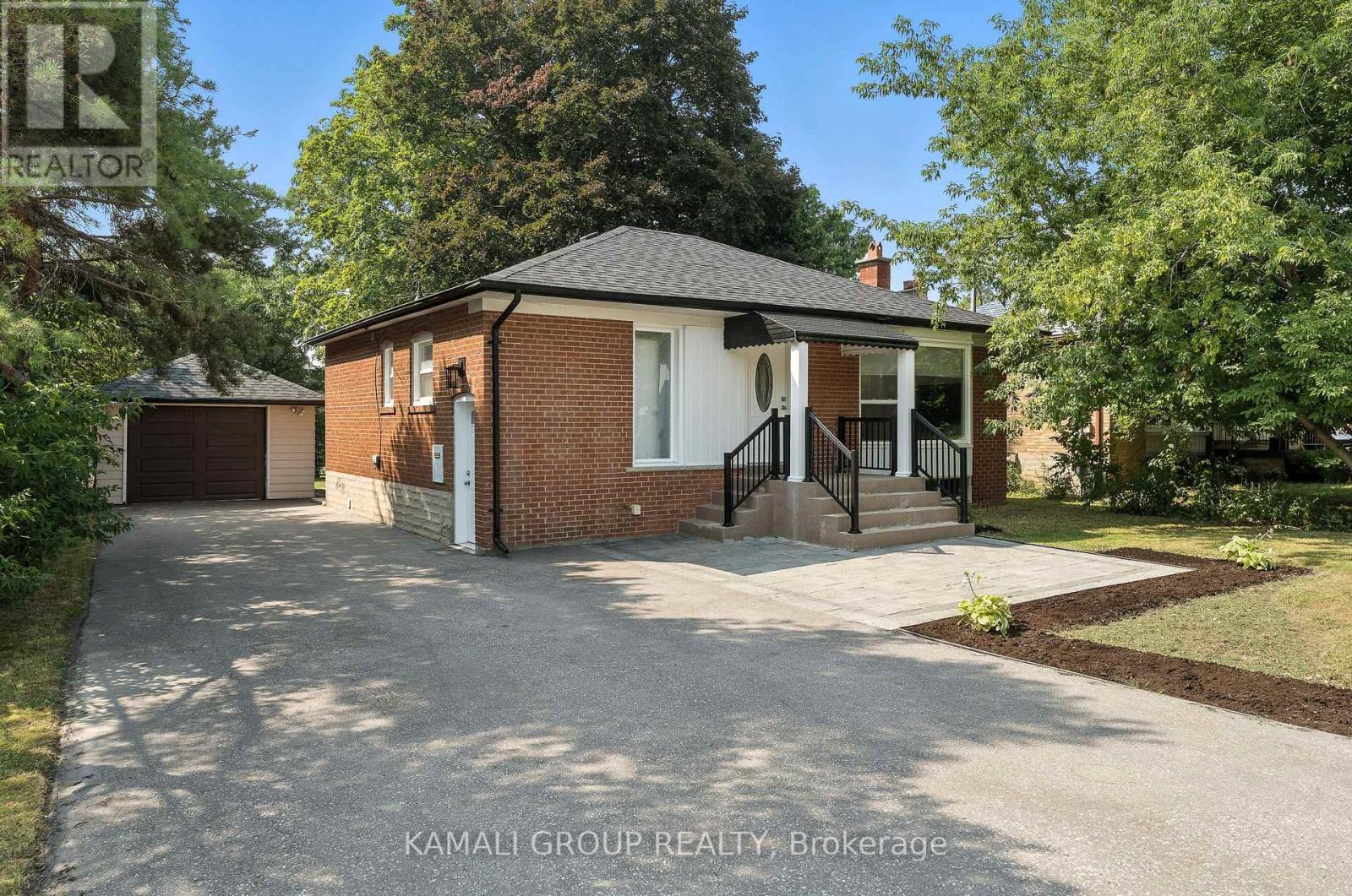 Photo 26 of 162 Queen Street, Newmarket ON