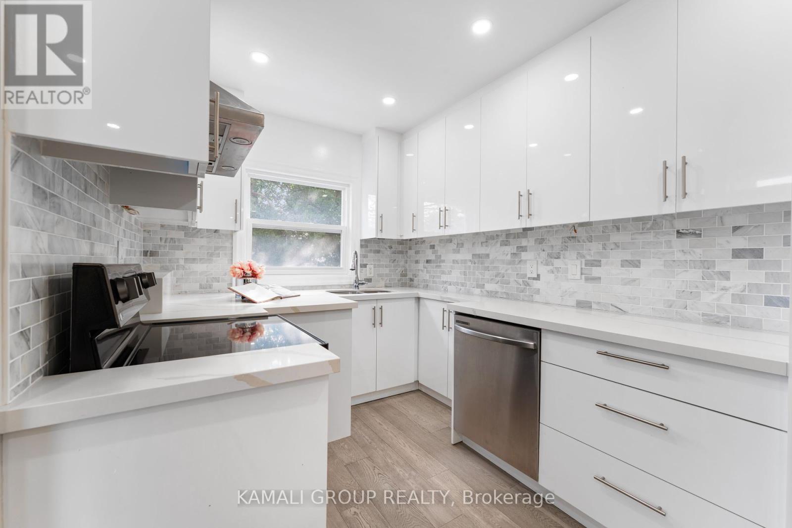 Photo 33 of 162 Queen Street, Newmarket ON
