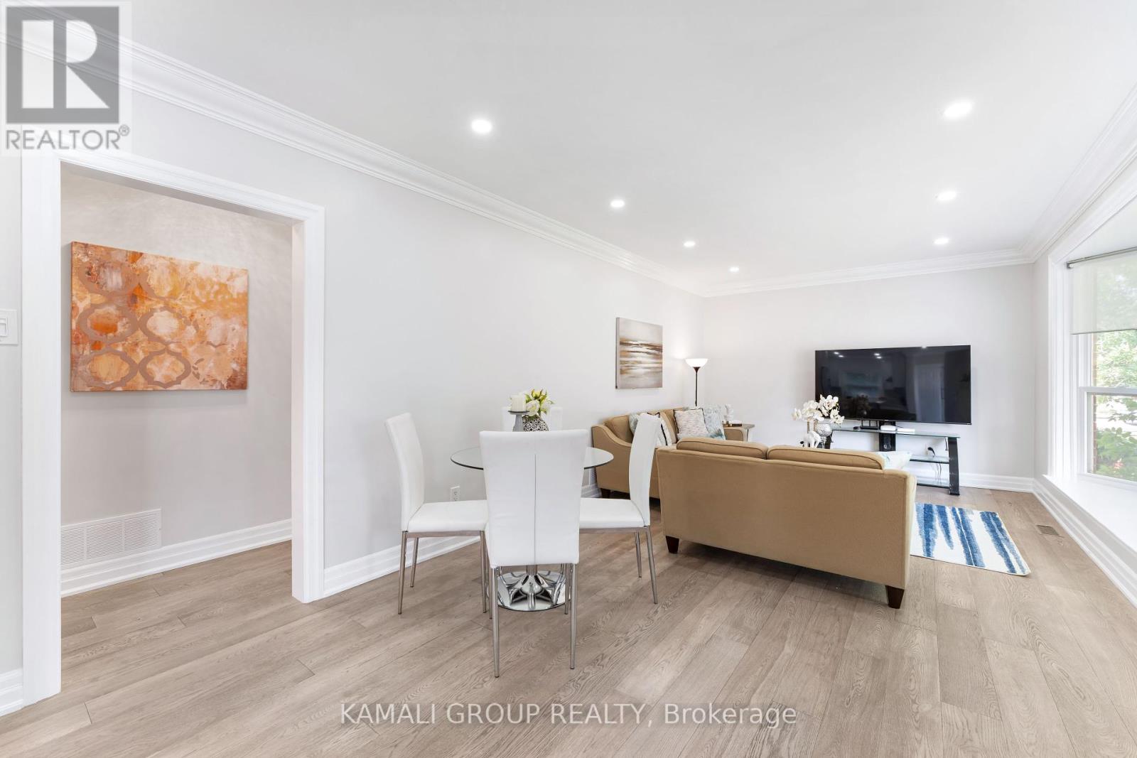 Photo 34 of 162 Queen Street, Newmarket ON