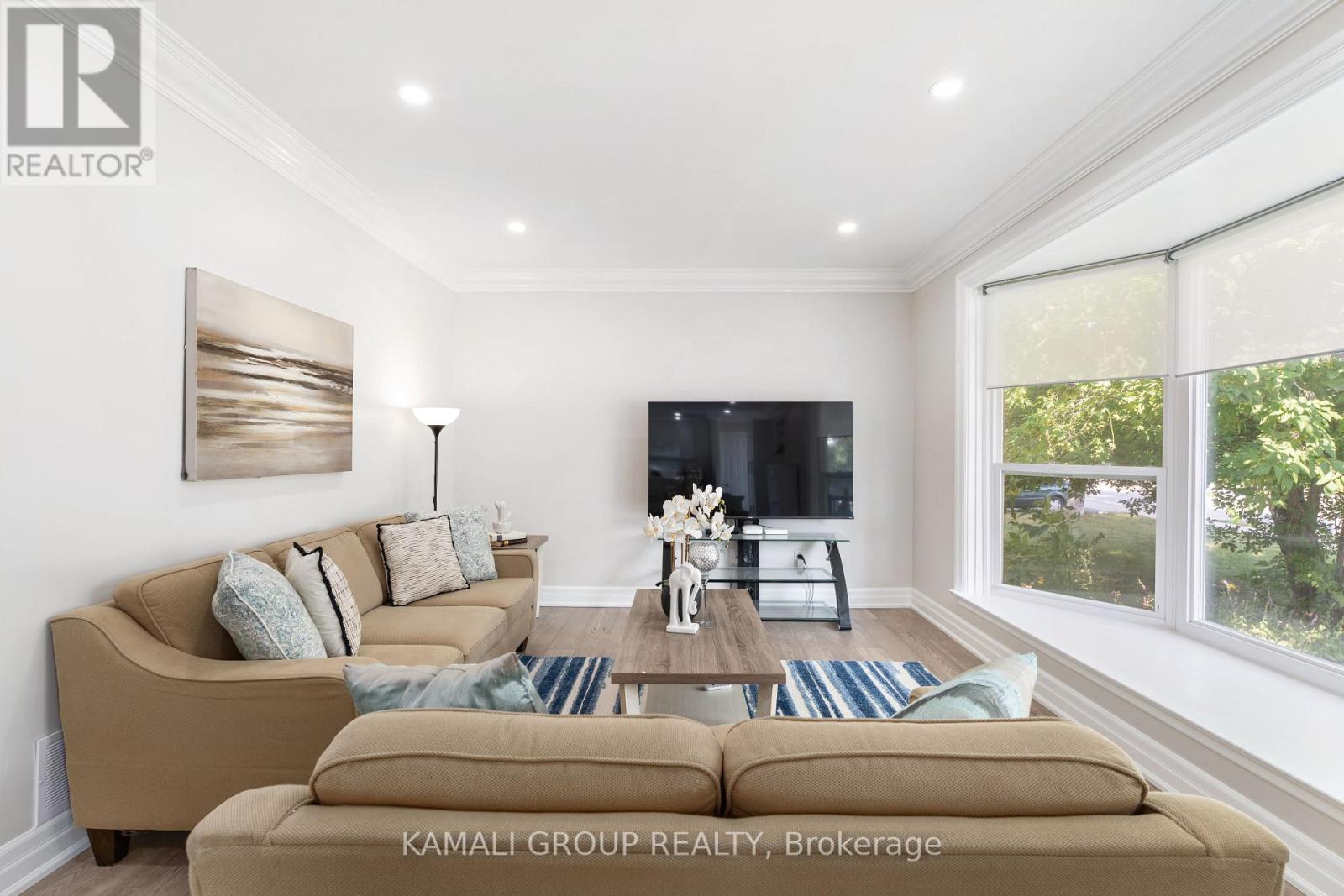 Photo 40 of 162 Queen Street, Newmarket ON