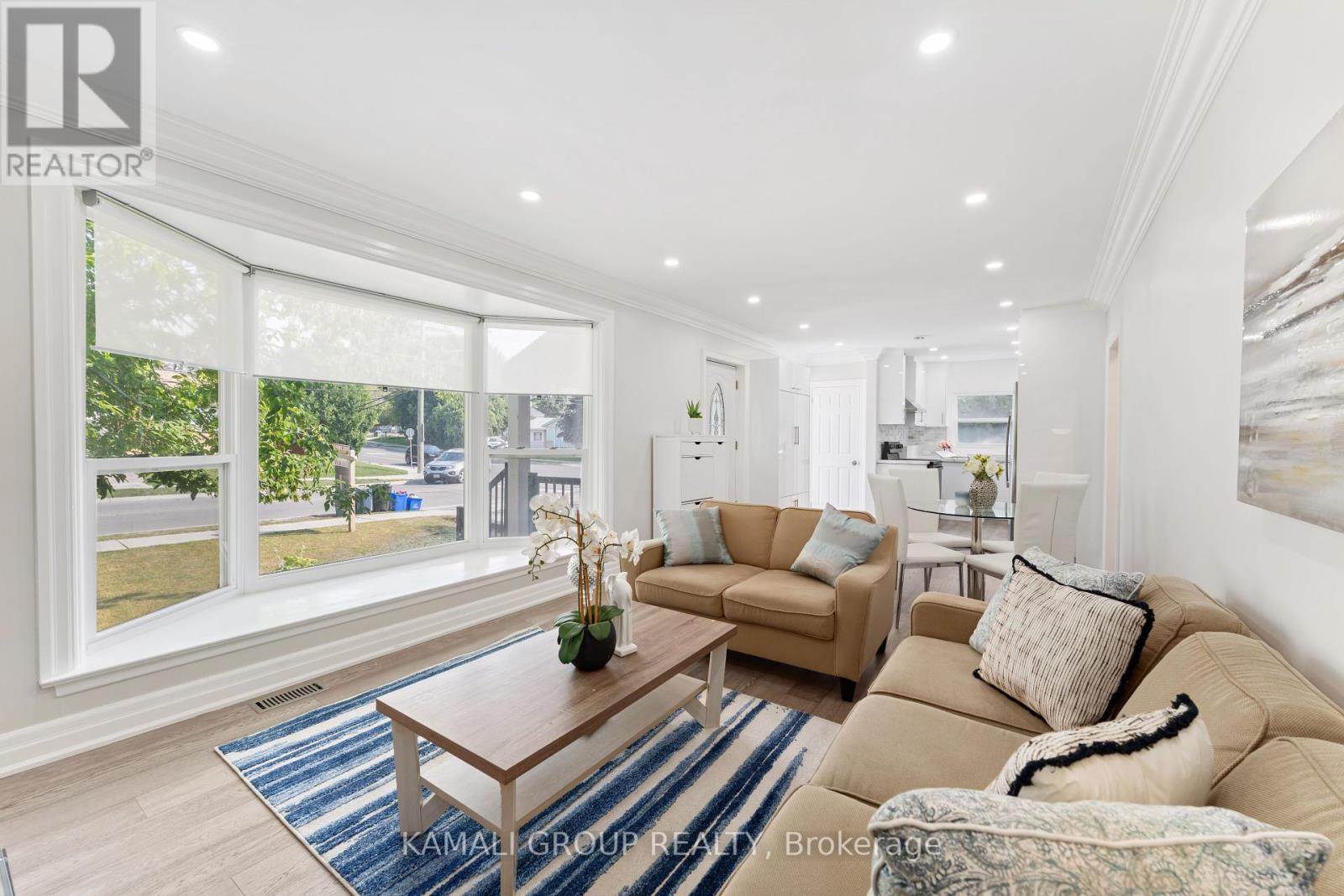 Photo 2 of 162 Queen Street, Newmarket ON