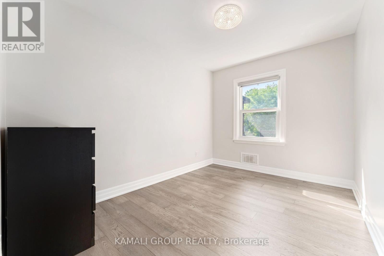 Photo 3 of 162 Queen Street, Newmarket ON