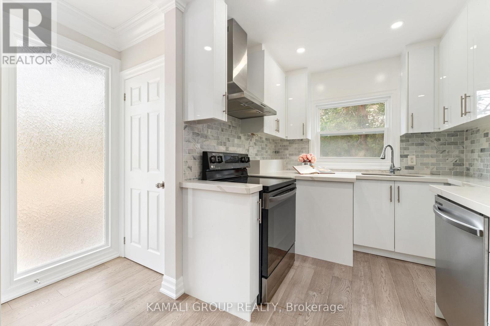 Photo 8 of 162 Queen Street, Newmarket ON