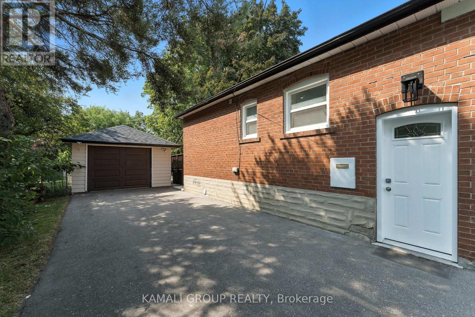 Photo 4 of 162 Queen Street, Newmarket ON
