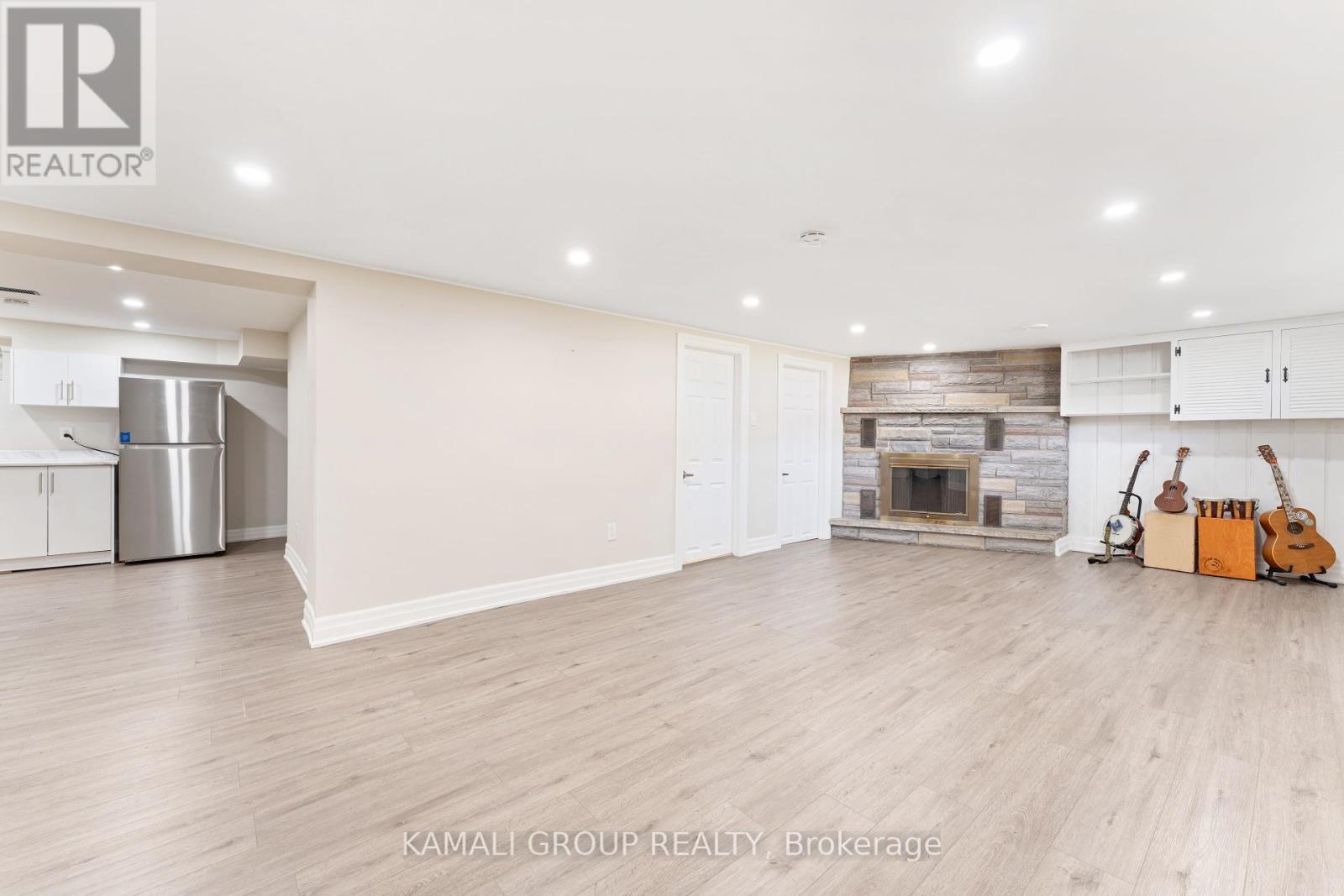 Photo 9 of 162 Queen Street, Newmarket ON