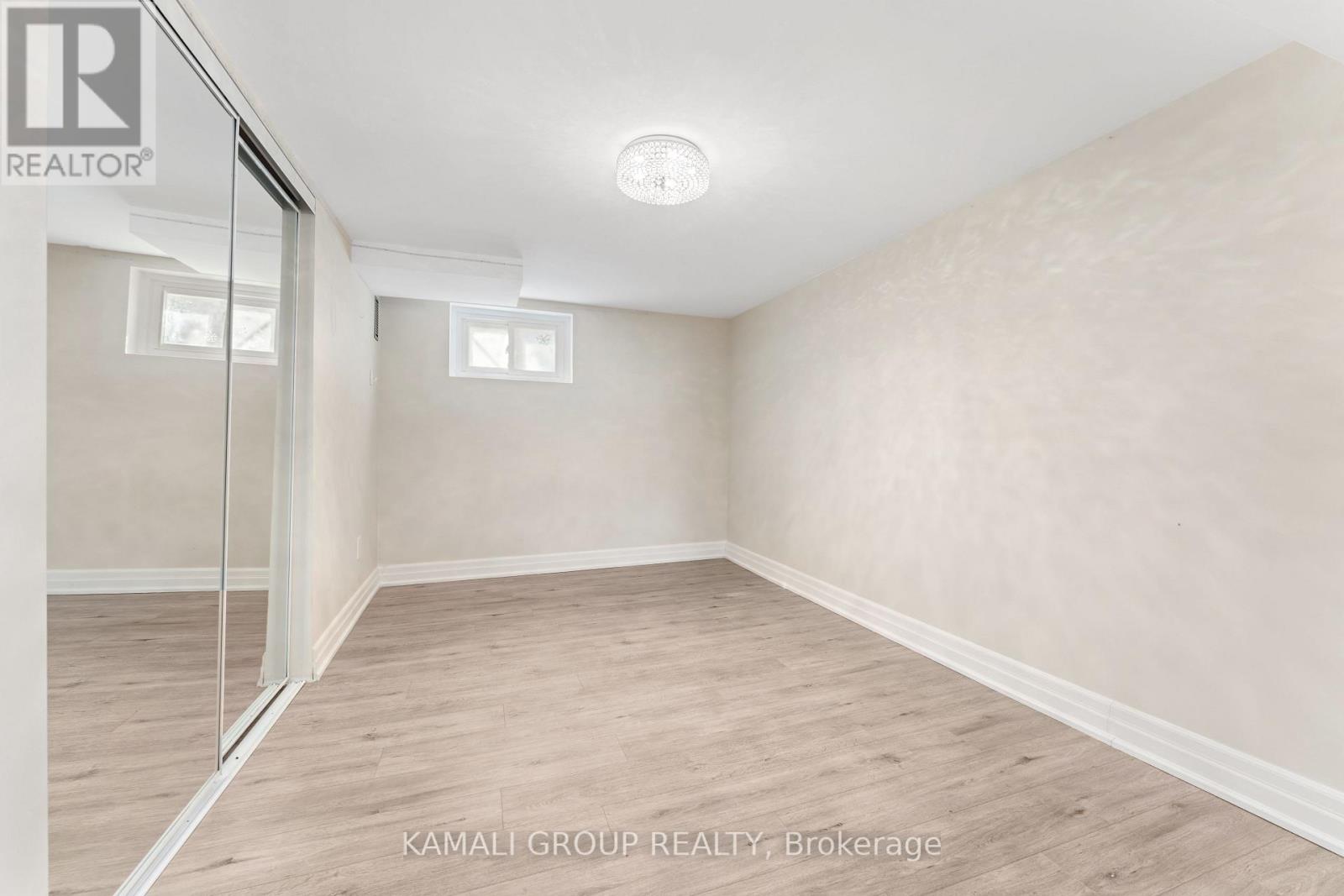 Photo 11 of 162 Queen Street, Newmarket ON