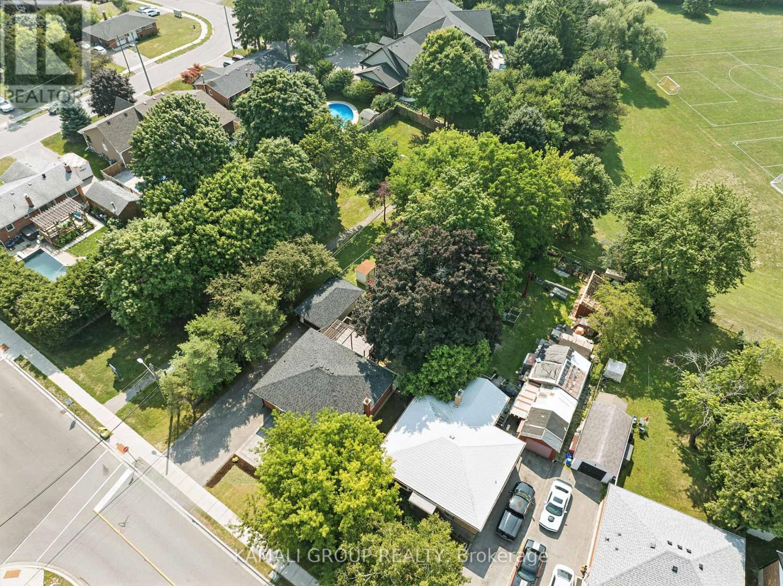 Photo 5 of 162 Queen Street, Newmarket ON