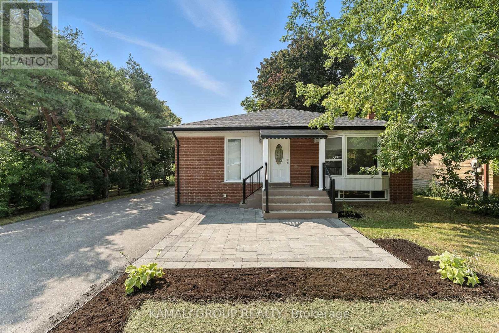 Photo 7 of 162 Queen Street, Newmarket ON