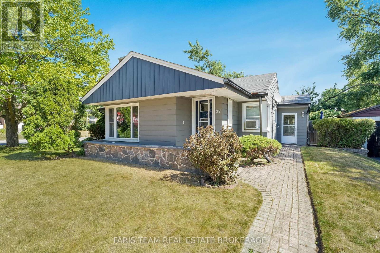 Photo 2 of 37 Lount Street, Barrie ON