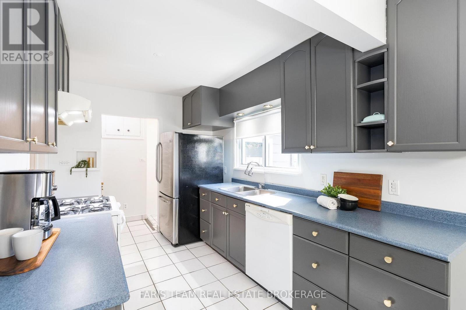 Photo 3 of 37 Lount Street, Barrie ON