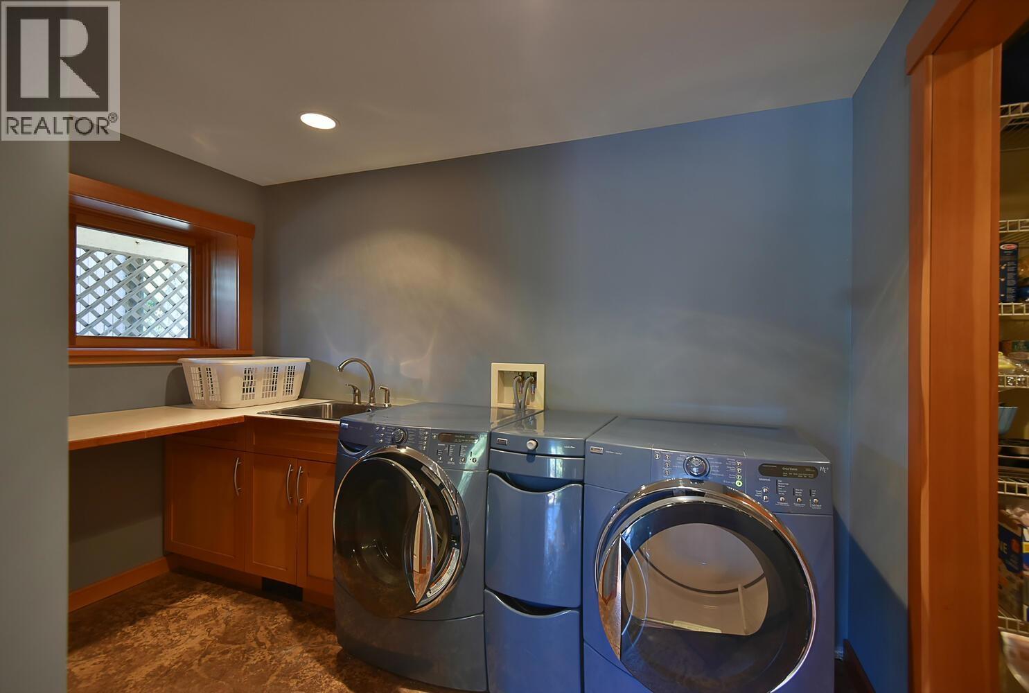 5728 BOULEVARD STREET, Sechelt