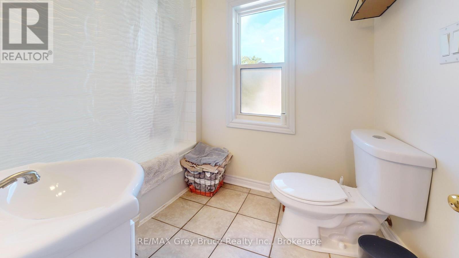 Photo 10 of 937 4th Avenue E, Owen Sound ON