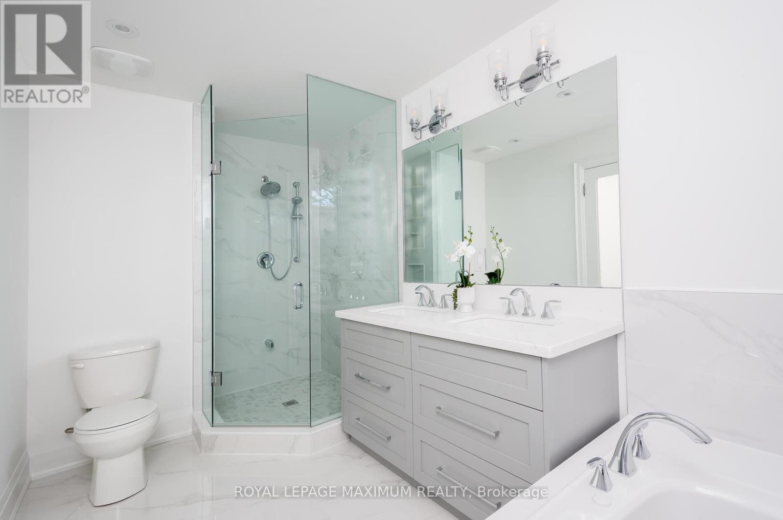 Photo 8 of 39 B Gort Avenue, Toronto ON