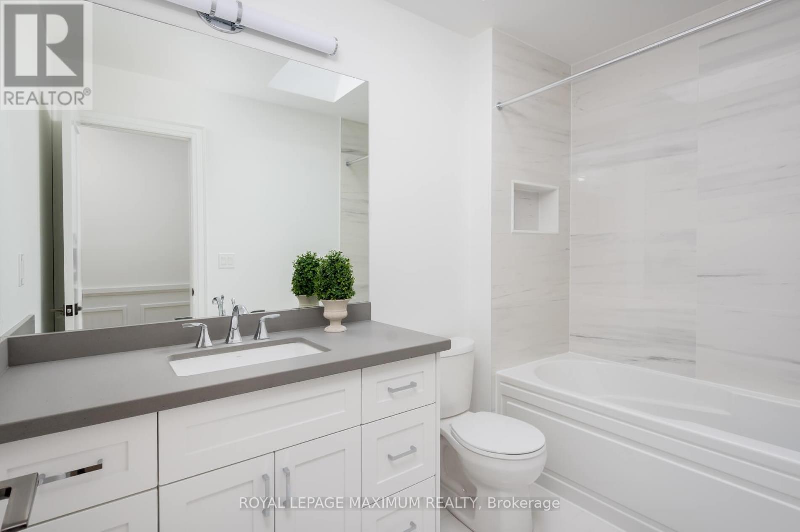 Photo 7 of 39 B Gort Avenue, Toronto ON