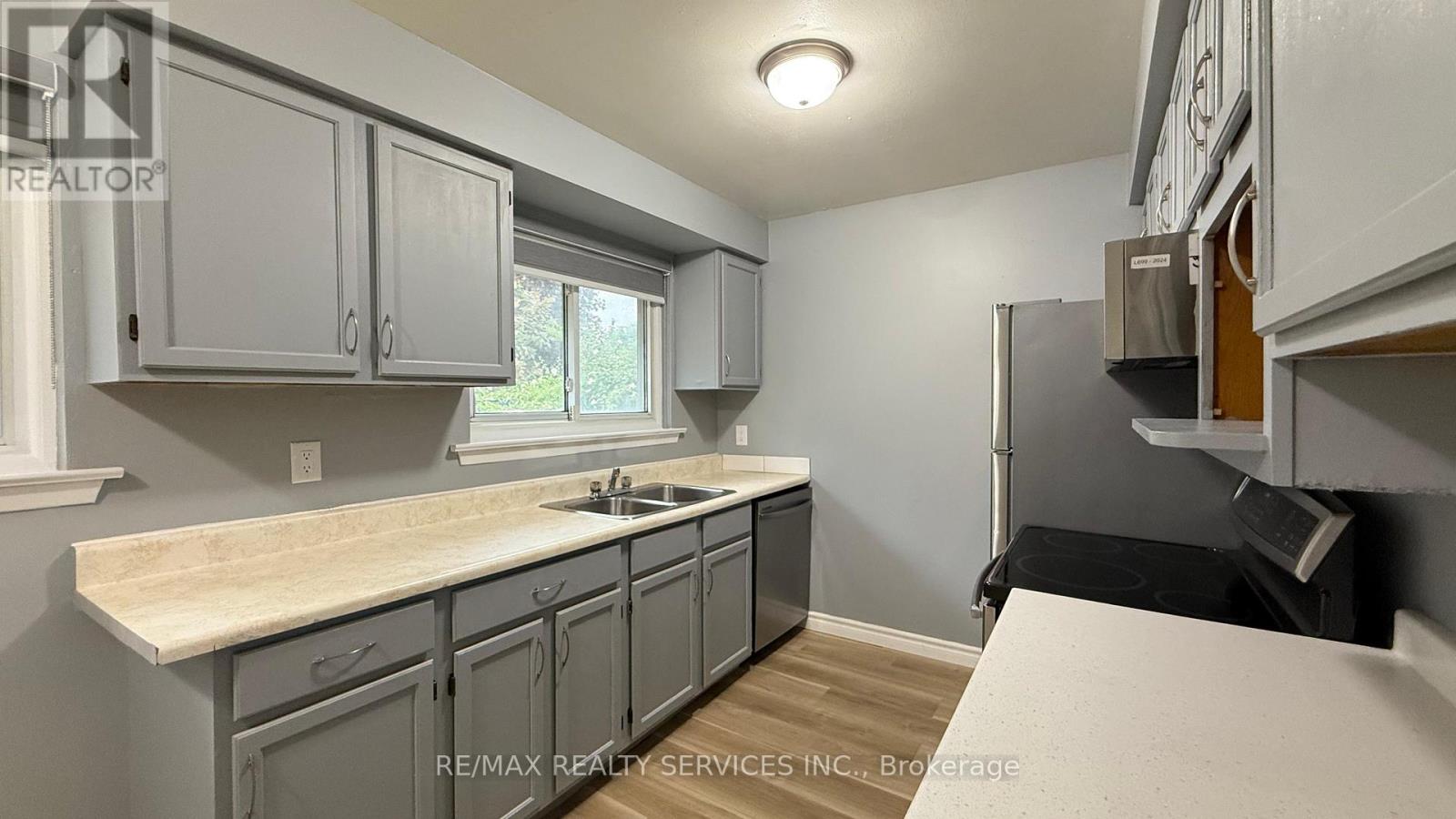 Photo 6 of 163 Mcmurchy Avenue, Brampton ON