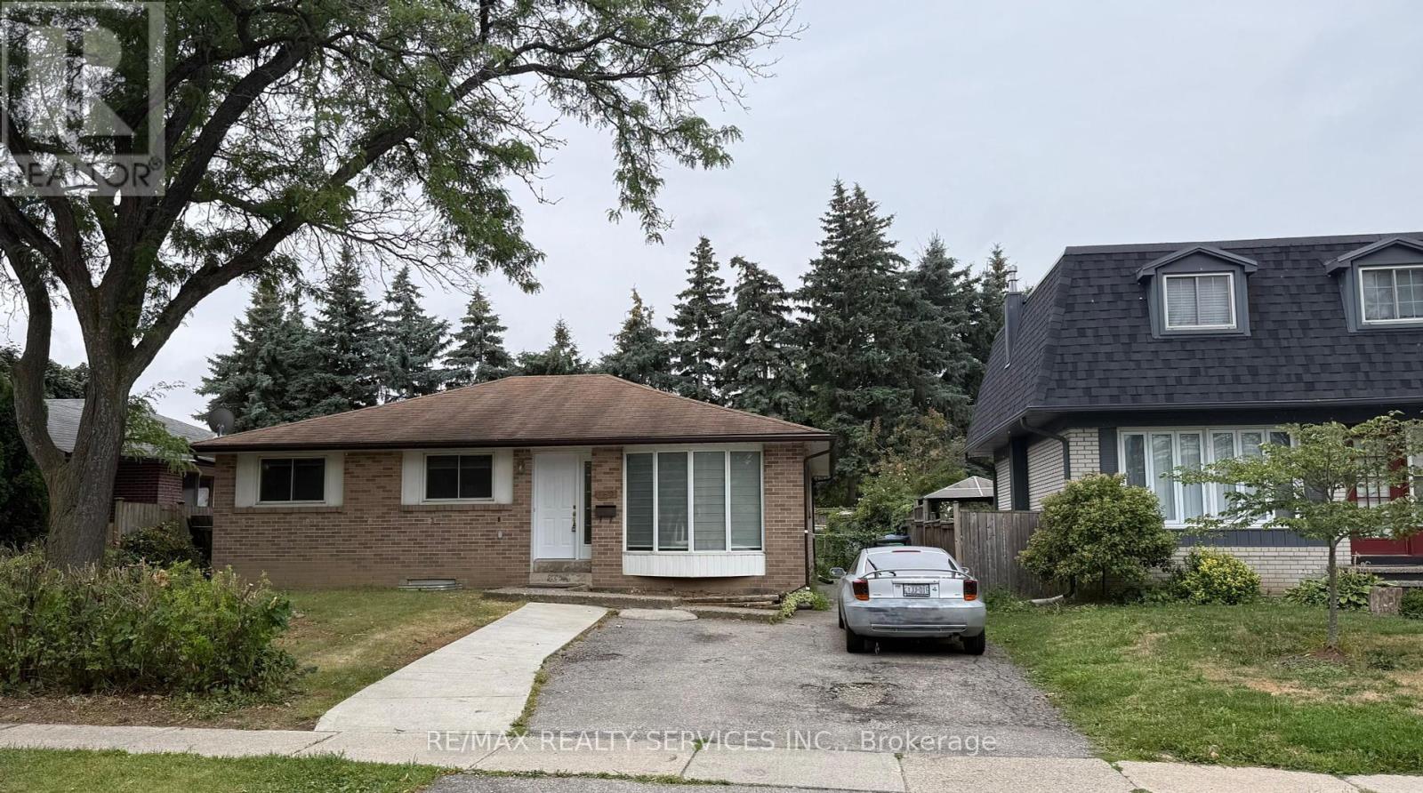 Photo 2 of 163 Mcmurchy Avenue, Brampton ON