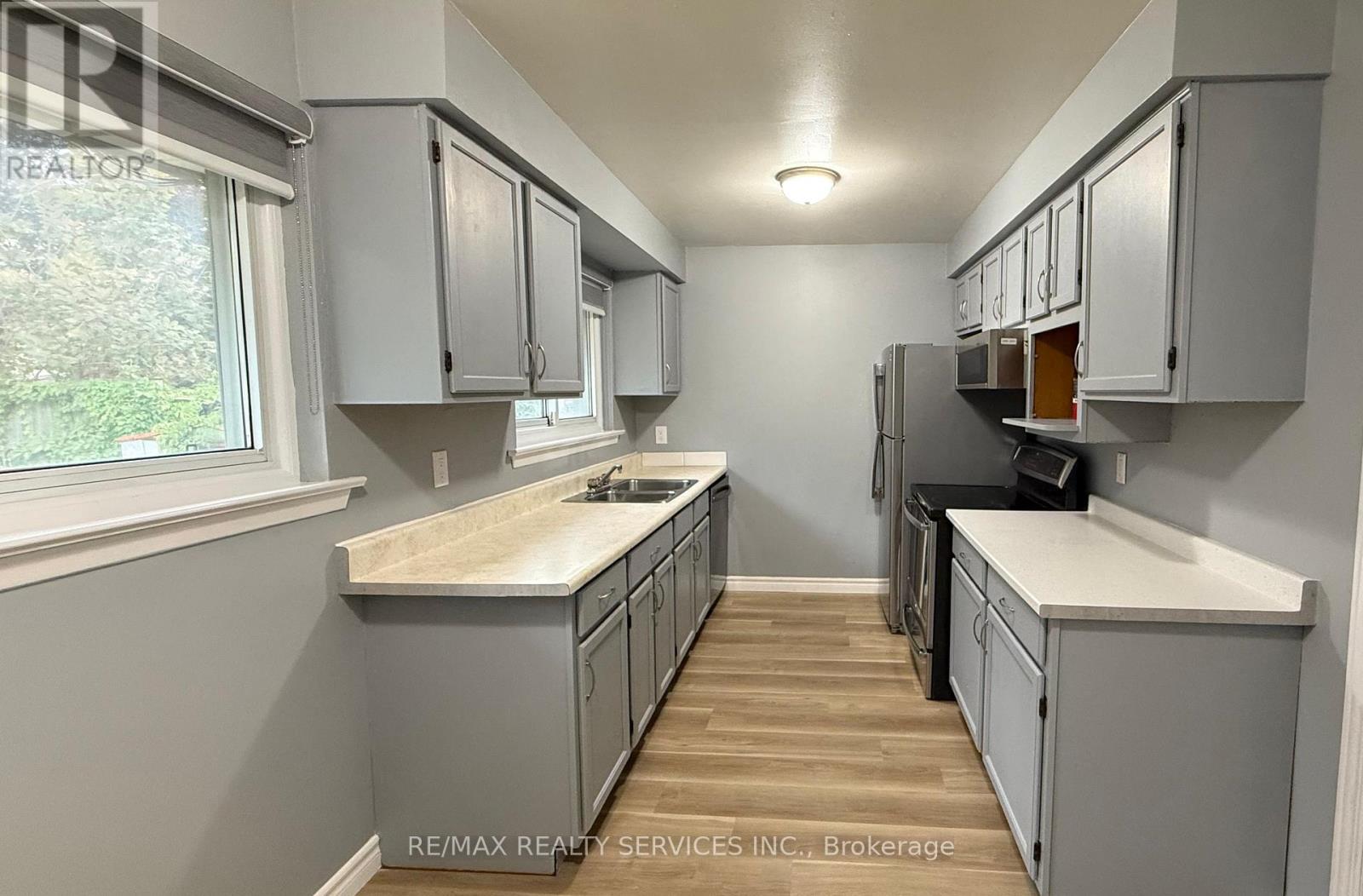 Photo 8 of 163 Mcmurchy Avenue, Brampton ON