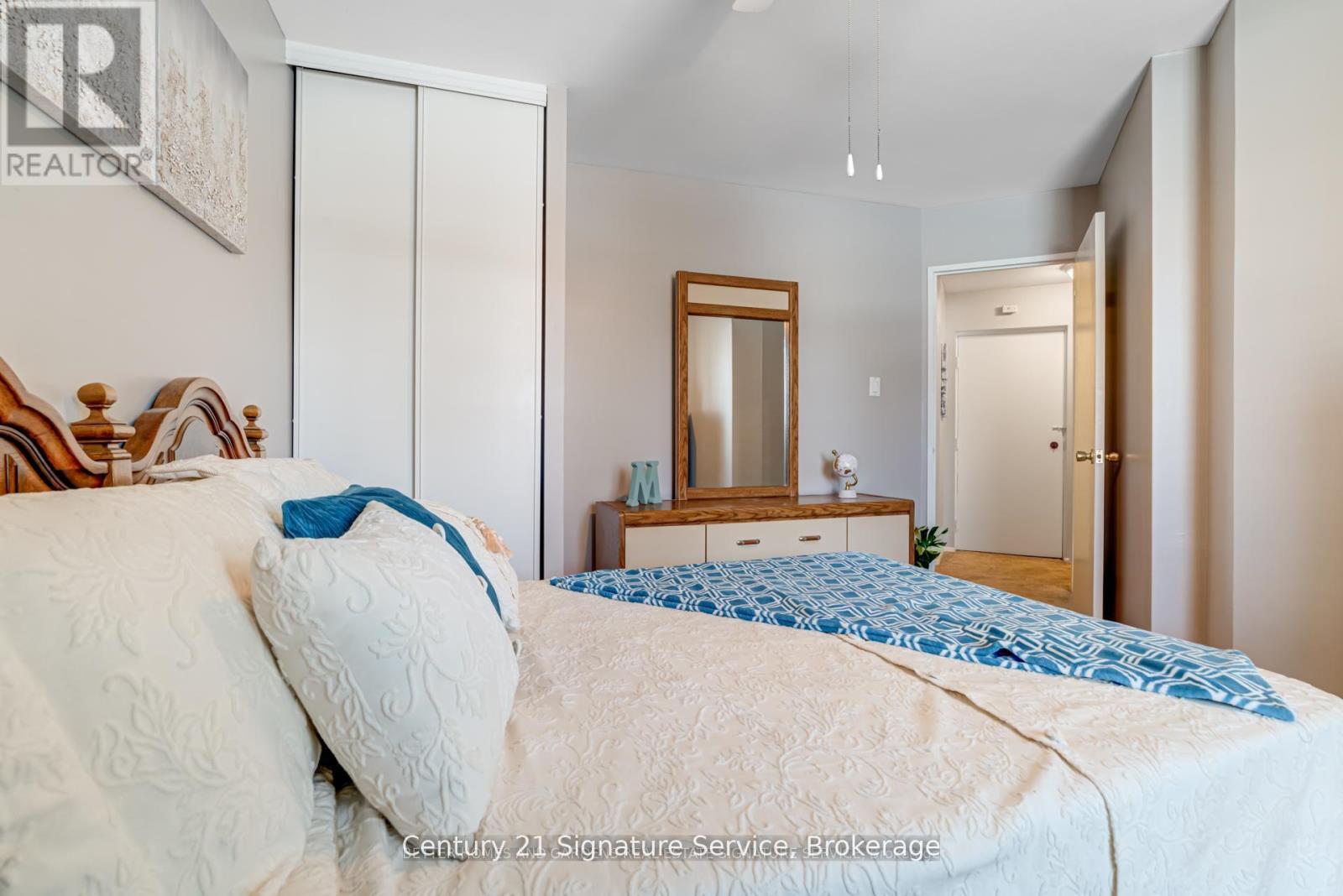 Photo 5 of 15 2001 Bonnymede Drive, Mississauga ON