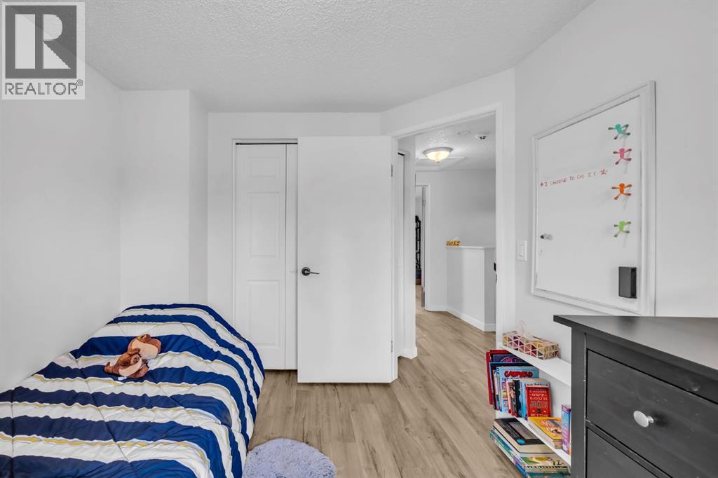 Photo 23 of 30 Sunhurst Crescent Se, Calgary AB