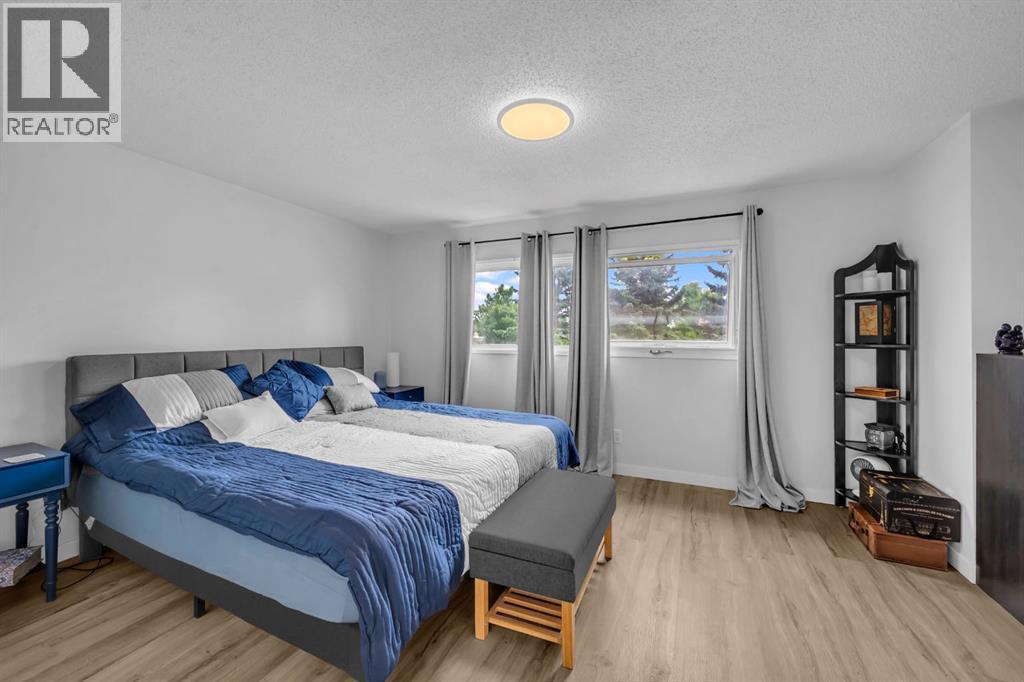 Photo 25 of 30 Sunhurst Crescent Se, Calgary AB