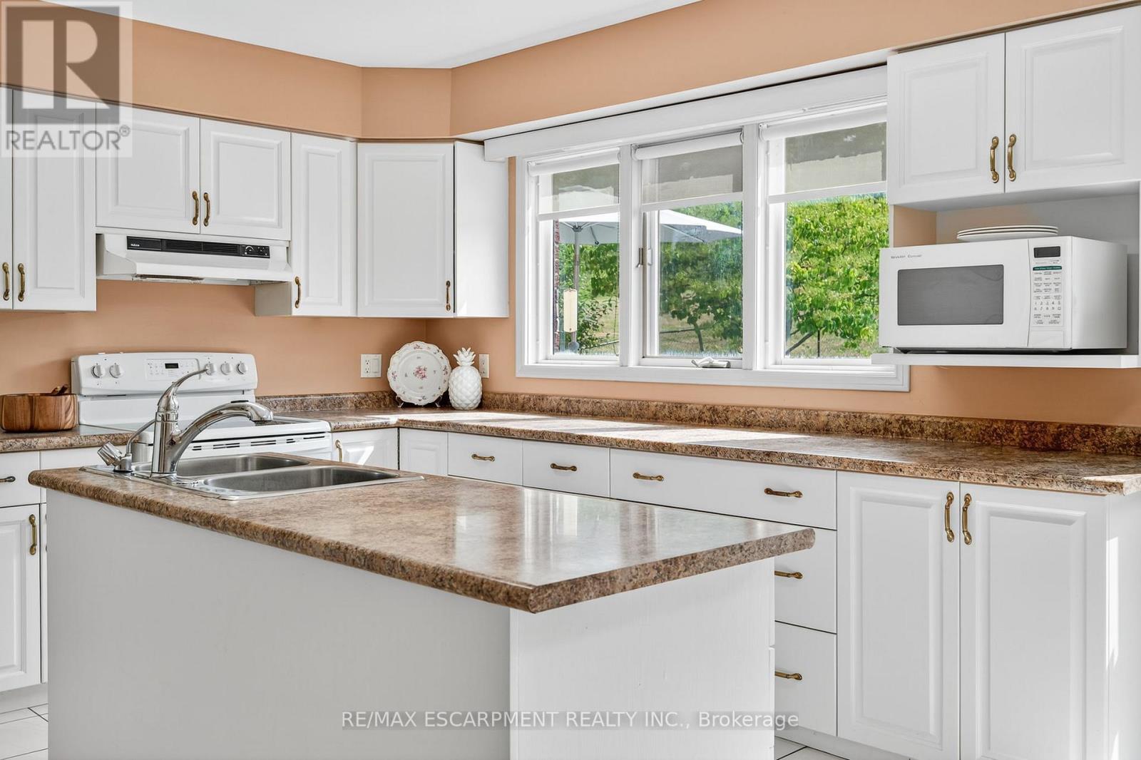 Photo 15 of 22 Weneil Drive, Hamilton ON