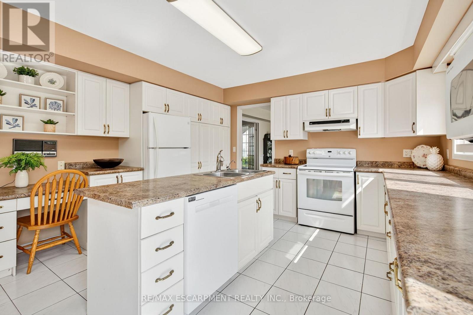 Photo 17 of 22 Weneil Drive, Hamilton ON