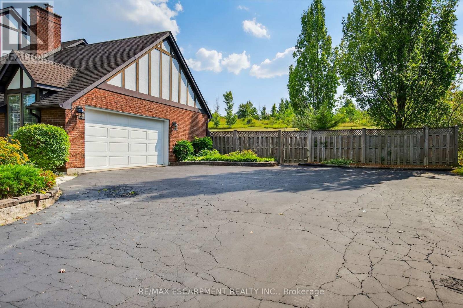 Photo 4 of 22 Weneil Drive, Hamilton ON