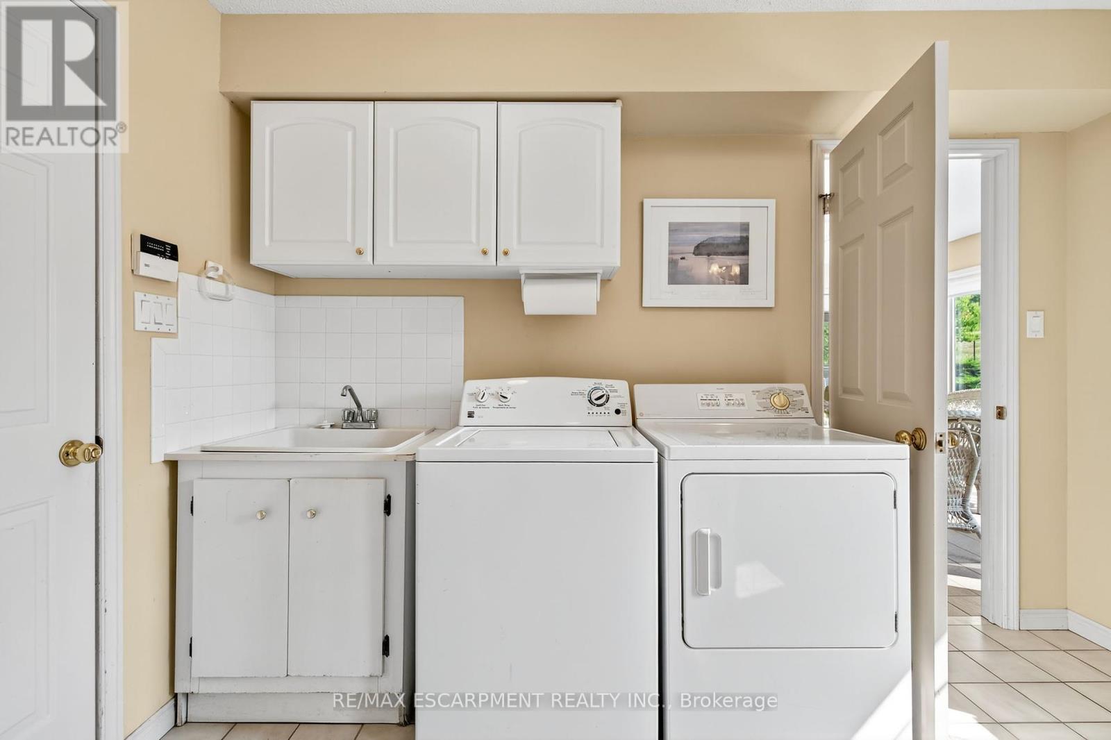 Photo 31 of 22 Weneil Drive, Hamilton ON