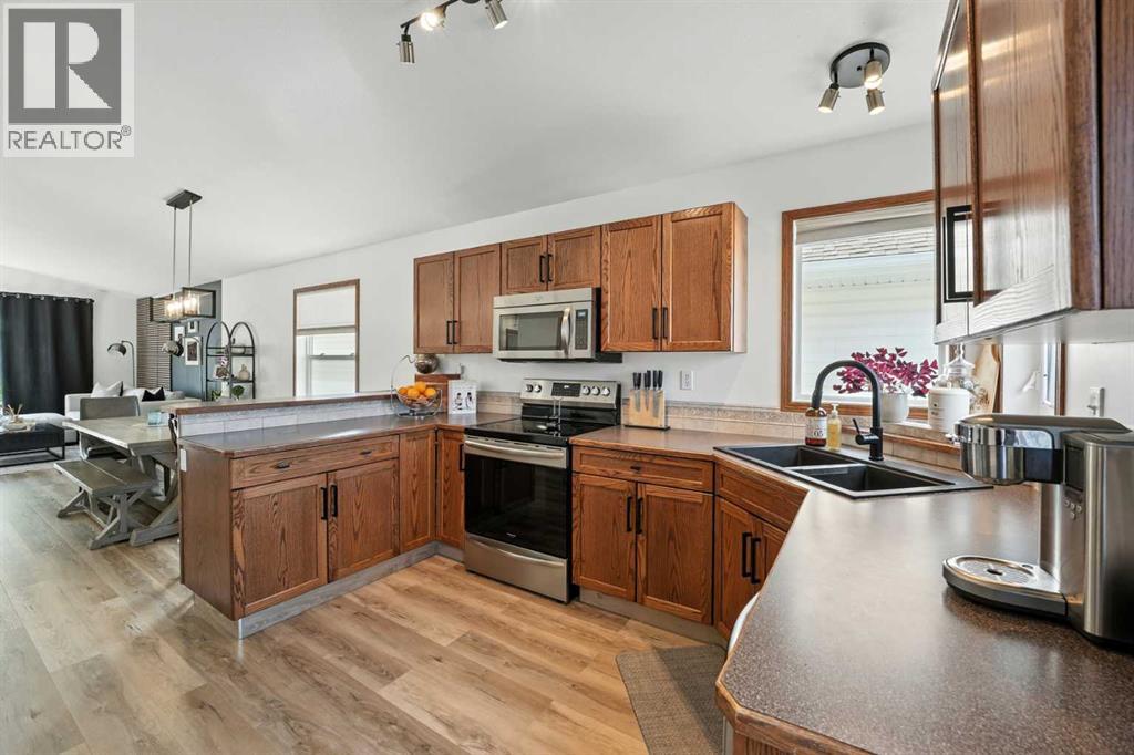 Photo 10 of 28 Lanterman Close, Red Deer AB