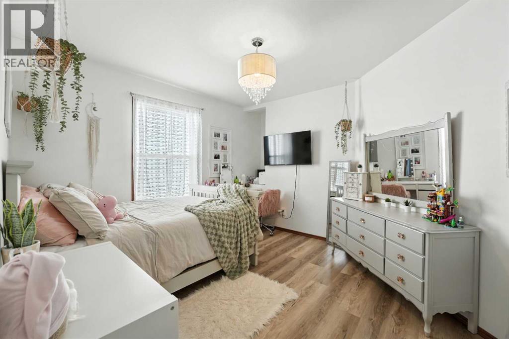 Photo 11 of 28 Lanterman Close, Red Deer AB