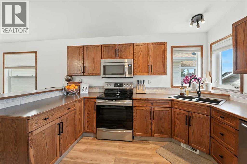 Photo 14 of 28 Lanterman Close, Red Deer AB