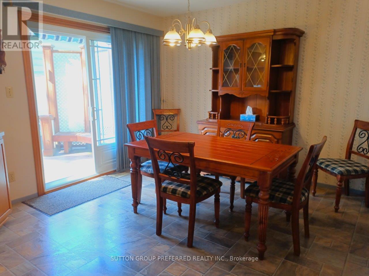 Photo 2 of 566 Albert Boulevard, St Clair ON