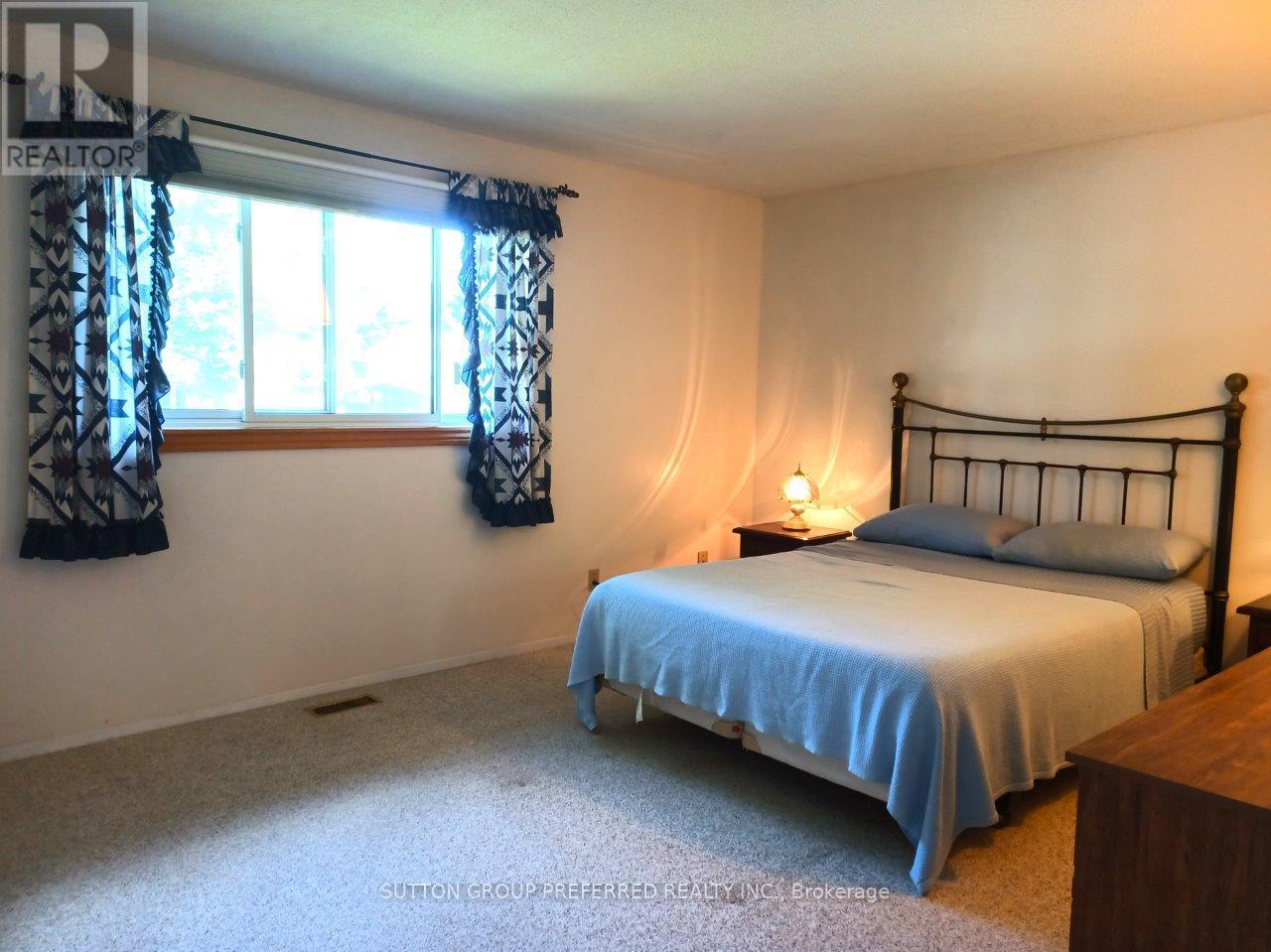 Photo 4 of 566 Albert Boulevard, St Clair ON