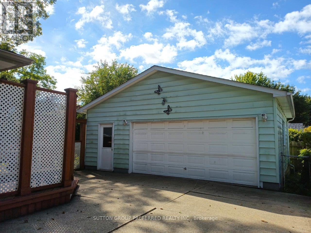 Photo 17 of 566 Albert Boulevard, St Clair ON