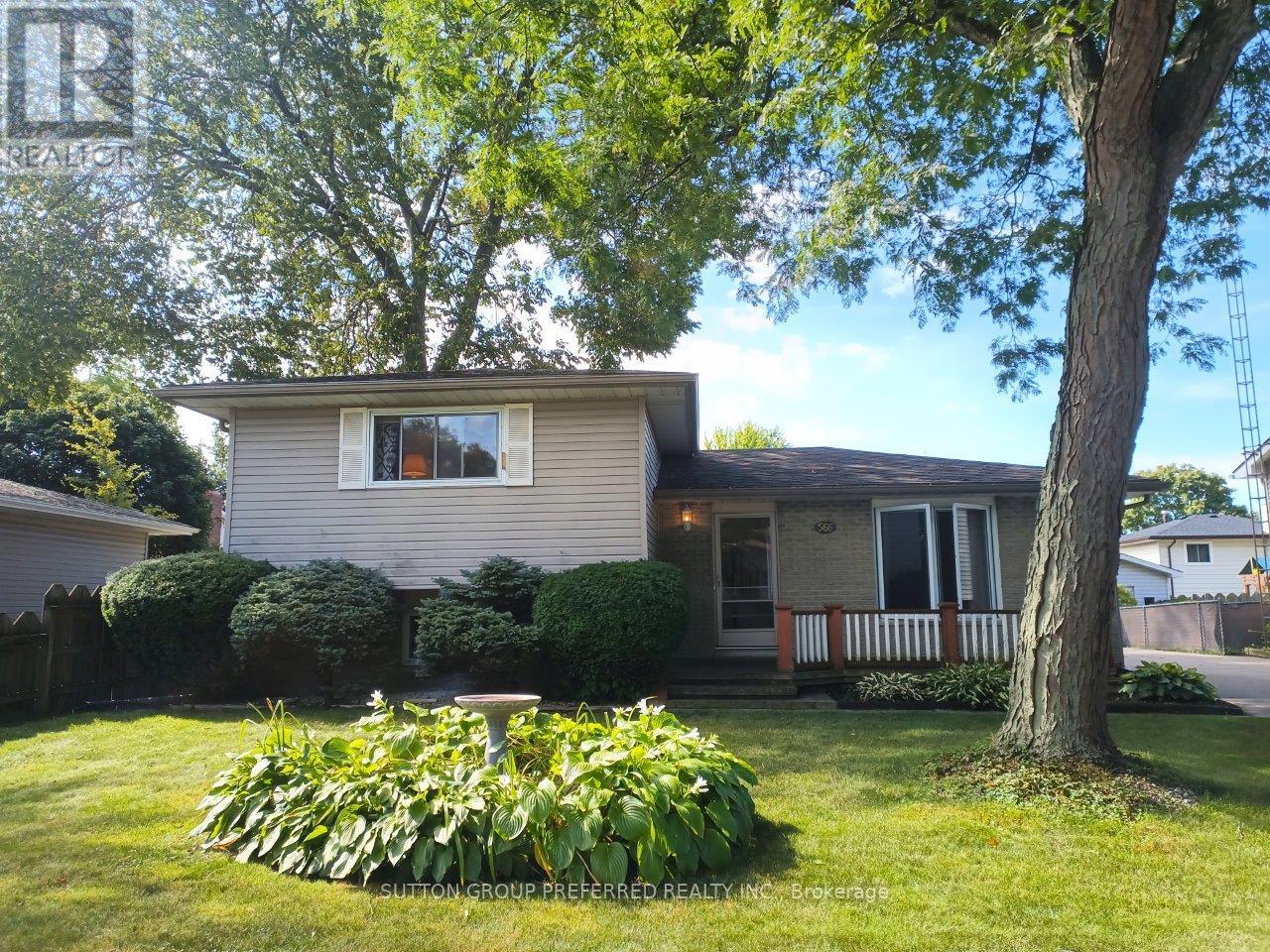 Photo 3 of 566 Albert Boulevard, St Clair ON