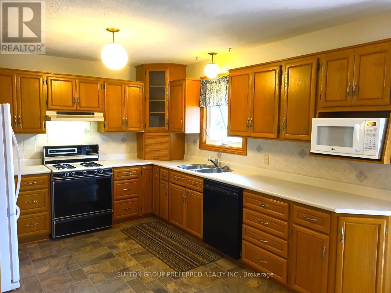 Photo 27 of 566 Albert Boulevard, St Clair ON