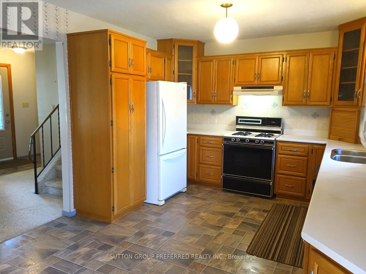 Photo 5 of 566 Albert Boulevard, St Clair ON