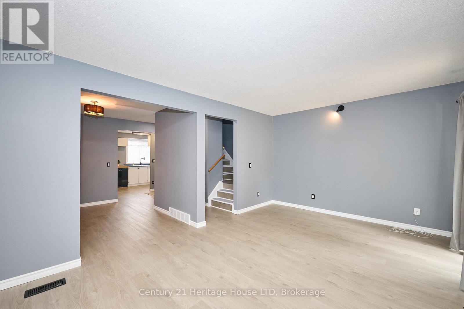 Photo 3 of 36 Dodds Court Court, Fort Erie ON