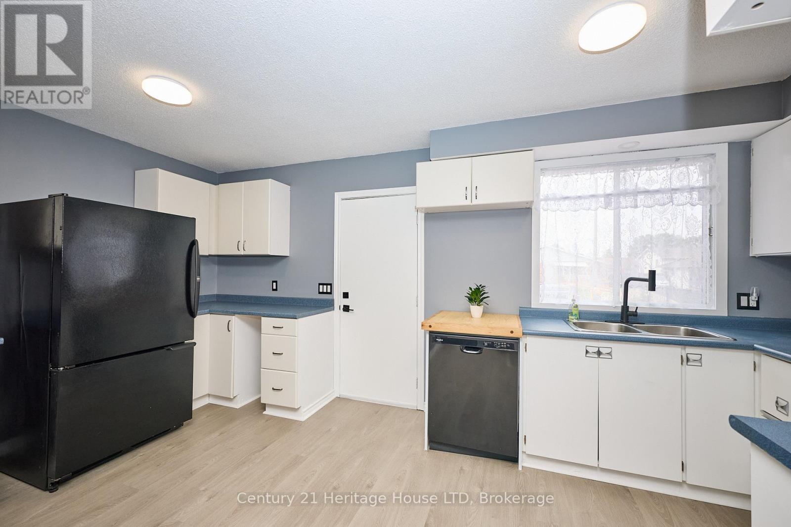 Photo 4 of 36 Dodds Court Court, Fort Erie ON